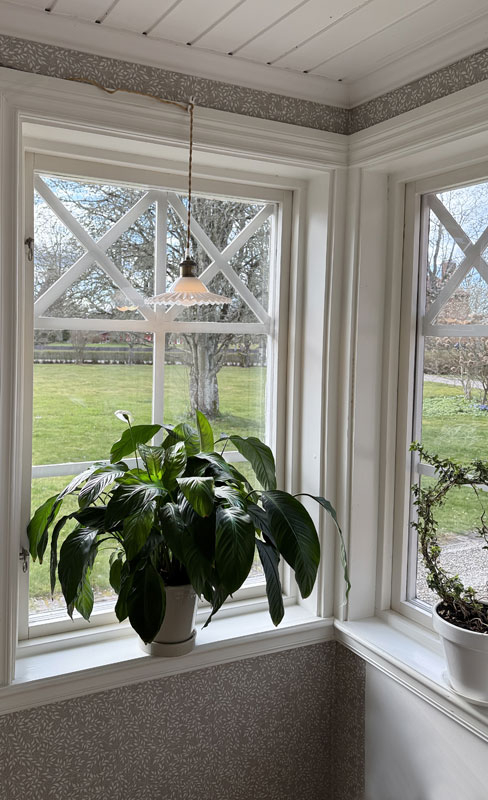 Silvia Fönsterlampa Antik Mässing/Vit