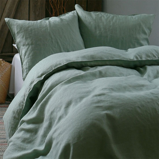 Sommarsvalt sovrum med sängkläder i lin!